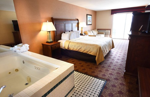 Mackinaw City Hotel | Hamilton Inn Select Beachfront