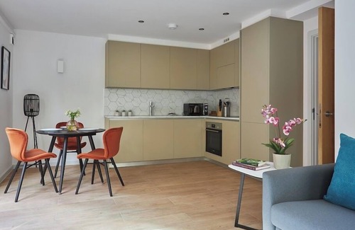Hammersmith Broadway Apartment | Hammersmith Mews 2 Bedroom | Spacious Apartment w/Dining, Near River Thames