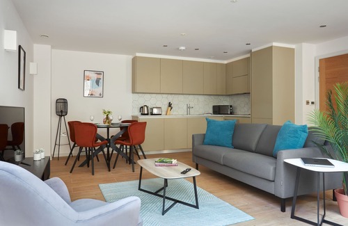 Hammersmith Broadway Apartment | Hammersmith Mews by Viridian Apartments