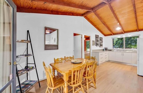Bright Apartment | Hampton Cottage, Bright
