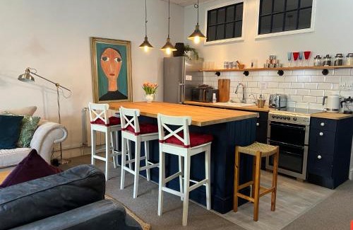 East Molesey Apartment | Hampton Court Grand Snug Sleeps 6 - Palace walk