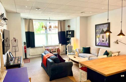 East Molesey Apartment | Hampton Court Grand Snug Sleeps 6 - Palace walk