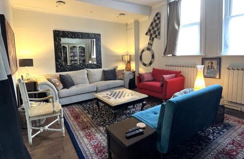 East Molesey Apartment | Hampton Court Snug Walk to train & palace