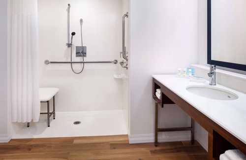 D Street - West Broadway Hotel | Hampton Inn Boston Seaport District