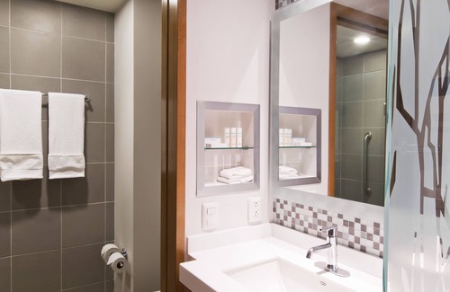 Paraiso Hotel | Hampton Inn & Suites by Hilton Paraiso