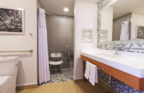 Paraiso Hotel | Hampton Inn & Suites by Hilton Paraiso
