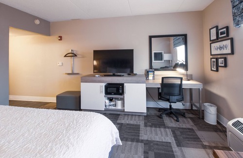 Owens Cross Roads Hotel | Hampton Inn & Suites Huntsville Hampton Cove