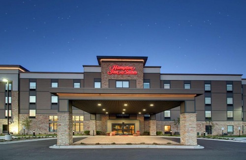 West Allis Hotel | Hampton Inn & Suites Milwaukee West
