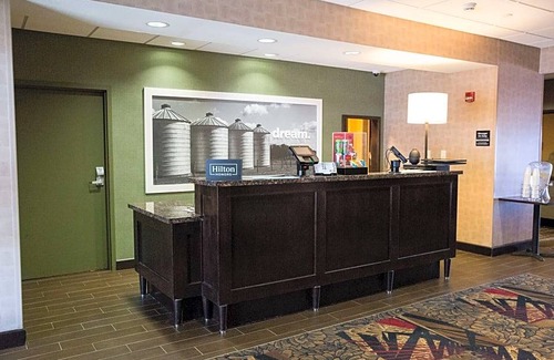 Bismarck Hotel | Hampton Inn & Suites Bismarck Northwest