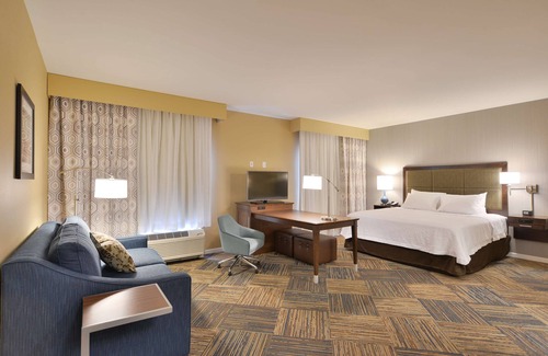 Lake Hallie Hotel | Hampton Inn & Suites Chippewa Falls