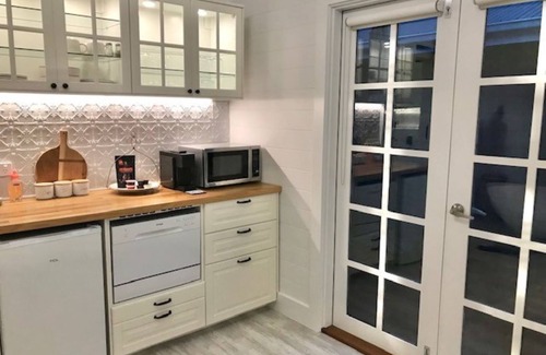 Rye Cottage | Hamptons In Rye Green Room 3 Mins to Famous Hot Springs!