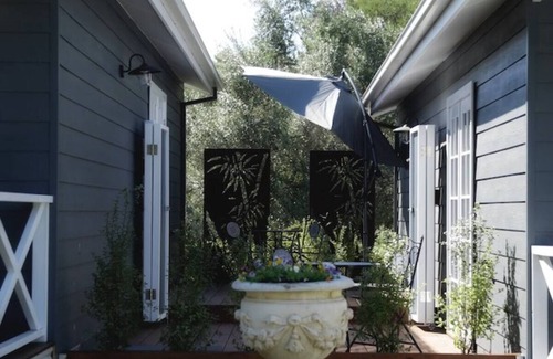 Rye Cottage | Hamptons In Rye Green Room 3 Mins to Famous Hot Springs!