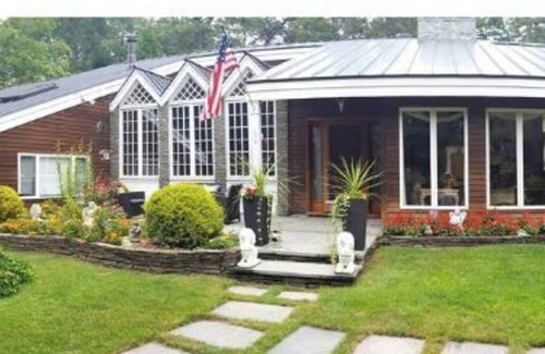 Leonards Apartment | Hamptons Studio with private entrance, bathroom, BBQ & patio in gated estate.