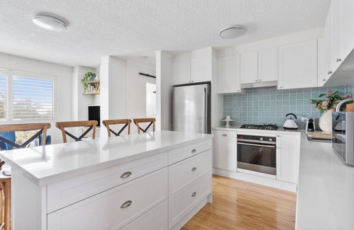 Queenscliff Apartment | Hamptons Style Home Walk 5 mins to Freshwater Beach & 3 mins walk to Village