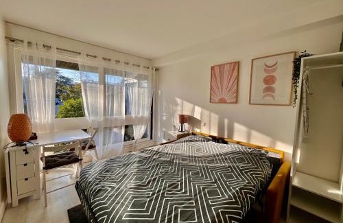 Le Chesnay Apartment | HanaHome 2 adultes parking privé business & tourisme