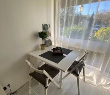 Le Chesnay Apartment | HanaHome 2 adultes parking privé business & tourisme