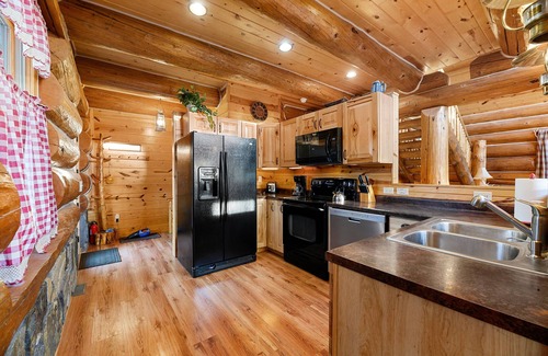 Custer Cabin | Hand-Hewn Log Cabin on 21 Secluded Acres. 1 Mile from Wind Cave NP