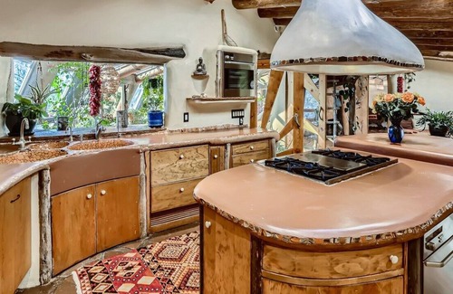 La Tierra House | Handcrafted sanctuary on 10 acres only 15 minutes from Santa Fe plaza.