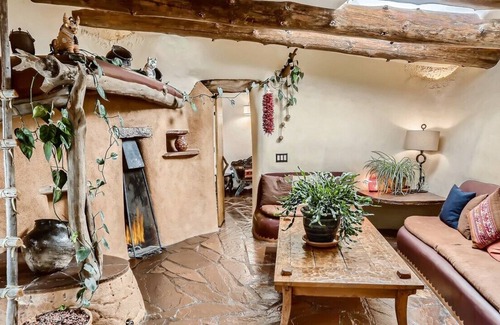La Tierra House | Handcrafted sanctuary on 10 acres only 15 minutes from Santa Fe plaza.