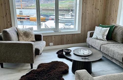 Valsoyfjord House | Handelsmannens hus ved Otnesbrygga, Valsøyfjord
