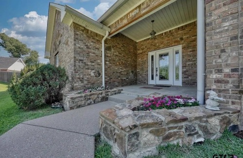 Whitehouse House | Handicap accessible 3-bedroom house with Heated Indoor Pool and WiFi in Troup TX