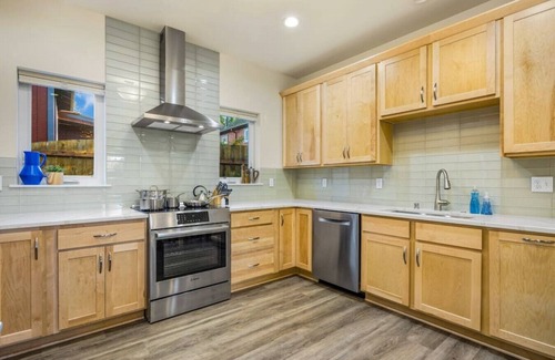 North Star House | Handicap-Friendly 4 BR Downtown