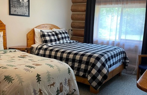 Gold Bar Cabin | Handsome 10-bedroom, 10-ensuite bathroom Private Mountain Lodge sleeps 28+