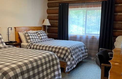 Gold Bar Cabin | Handsome 10-bedroom, 10-ensuite bathroom Private Mountain Lodge sleeps 28+