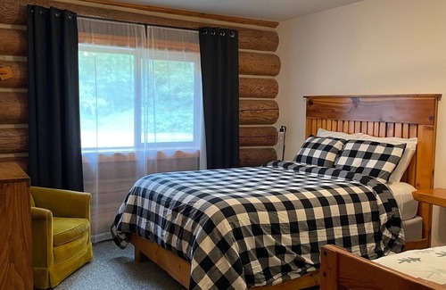 Gold Bar Cabin | Handsome 10-bedroom, 10-ensuite bathroom Private Mountain Lodge sleeps 28+