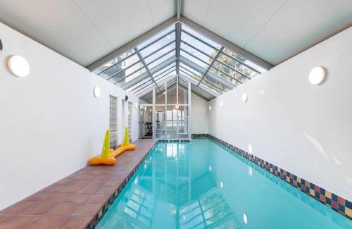 Merivale Apartment | Handy CBD Covered Free Parking Gym 2 Bdrm