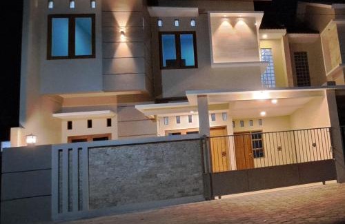 Yogyakarta House | Haneefa Homestay Syariah Jogja, Penginapan Keluarga dengan 4 Kamar