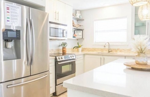 Bel Air House | Hang Ten Hideaway, 3Bedroom Beach home, Pet Friendly, Boat & Jet Ski Parking