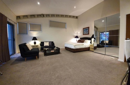 Bombira Bed & Breakfast | Hangar House Mudgee
