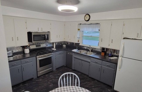Conneaut House | Hanks Harbor, 1/4 mile to Lake Erie, Marina, Beach, local restaurants.