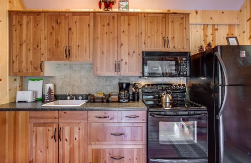 Leavenworth Cabin | Hannah's River Cabin - Riverfront - Hot Tub - Walking Distance to Town!