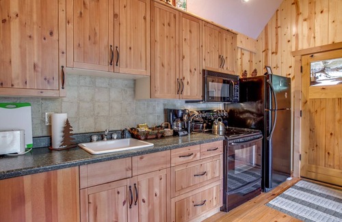 Leavenworth Cabin | Hannah's River Cabin - Riverfront - Hot Tub - Walking Distance to Town!