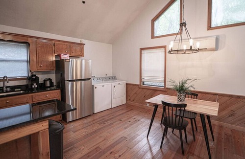 Blairsville Cabin | "Hansel": Spacious Cabin w/Views, Greenery, Deck!