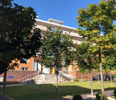 Century Wharf Apartment | Hansen House Cardiff Apartment with Parking