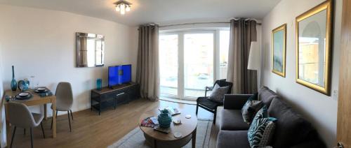 Century Wharf Apartment | Hansen House Cardiff Apartment with Parking