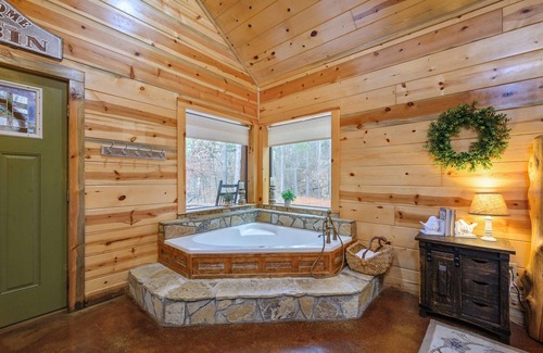 Broken Bow Cabin | Happily Ever After: Creek! Hot Tub! Walk To Winery