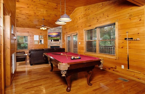 Gatlinburg Cabin | Happily Ever After - Hot Tub & Jetted Bath