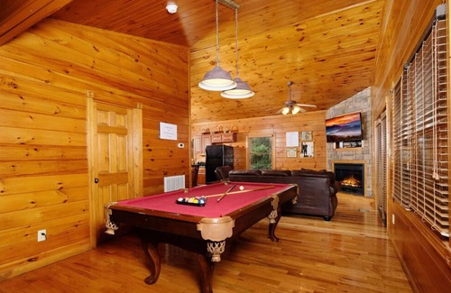 Gatlinburg Cabin | Happily Ever After - Hot Tub & Jetted Bath