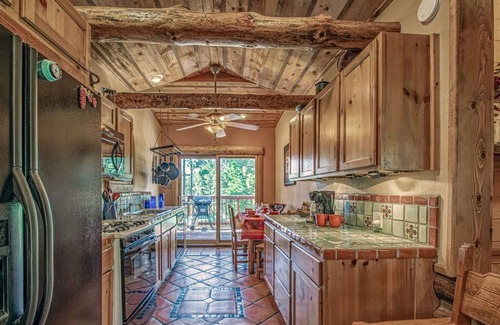 Ruidoso Cabin | Happy Bears Cabin: Be as happy as the bears at Happy Bears Cabin! Pet friendly.
