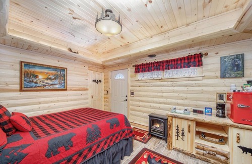 Harbor Springs Bed & Breakfast | Happy Days and Nights - Bear's Den