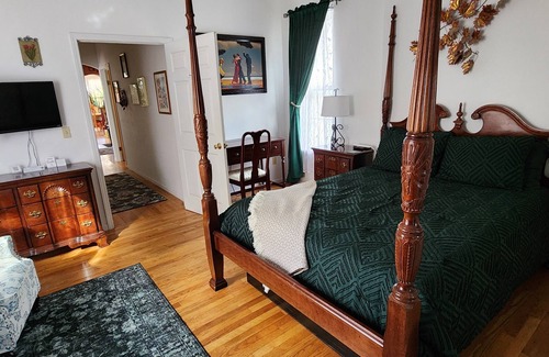 Harbor Springs Bed & Breakfast | Happy Days and Nights - Valiant