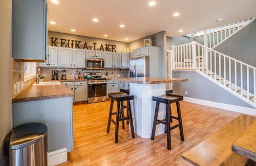 Dundee House | Happy Daze, lake home on Keuka Lake with EV charger, sleeps 10