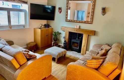 Hope Valley House | Happy Feet Cottage, Sleeps 6