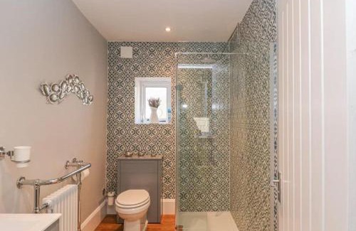 Hope Valley House | Happy Feet Cottage, Sleeps 6