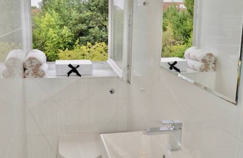 Childs Hill House | Happy Hampstead Home (sleeps 6)