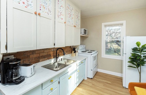 Beaverdale Cottage | Happy Happy Guest House 1bd/1ba in Quiet yet Popular Neighborhood